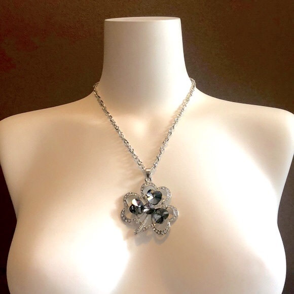 2 x $20‼️ CLOVER PENDANT / NECKLACE Silver & Gray embellished Crystal Gift Idea - Picture 5 of 8